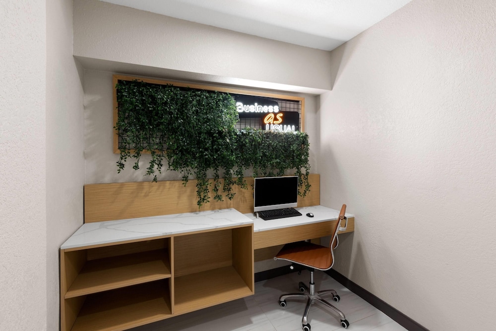 Hawthorn Extended Stay by Wyndham College Station South 30/34