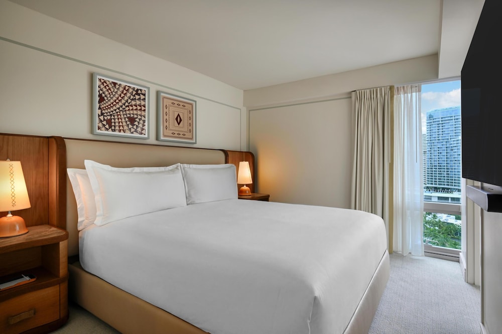 1 Bedroom, Renovated, Deluxe, Suite, King Bed, City View, Sofa