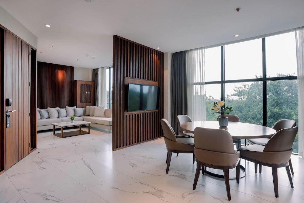 The Henry Hotel Roost Bacolod 78/93