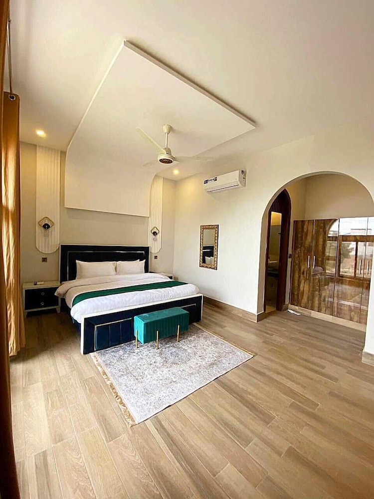 Grand Shalimar Hotel 35/47