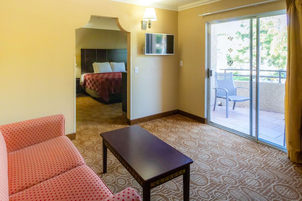 Econo Lodge Inn & Suites Fallbrook Downtown 26/31