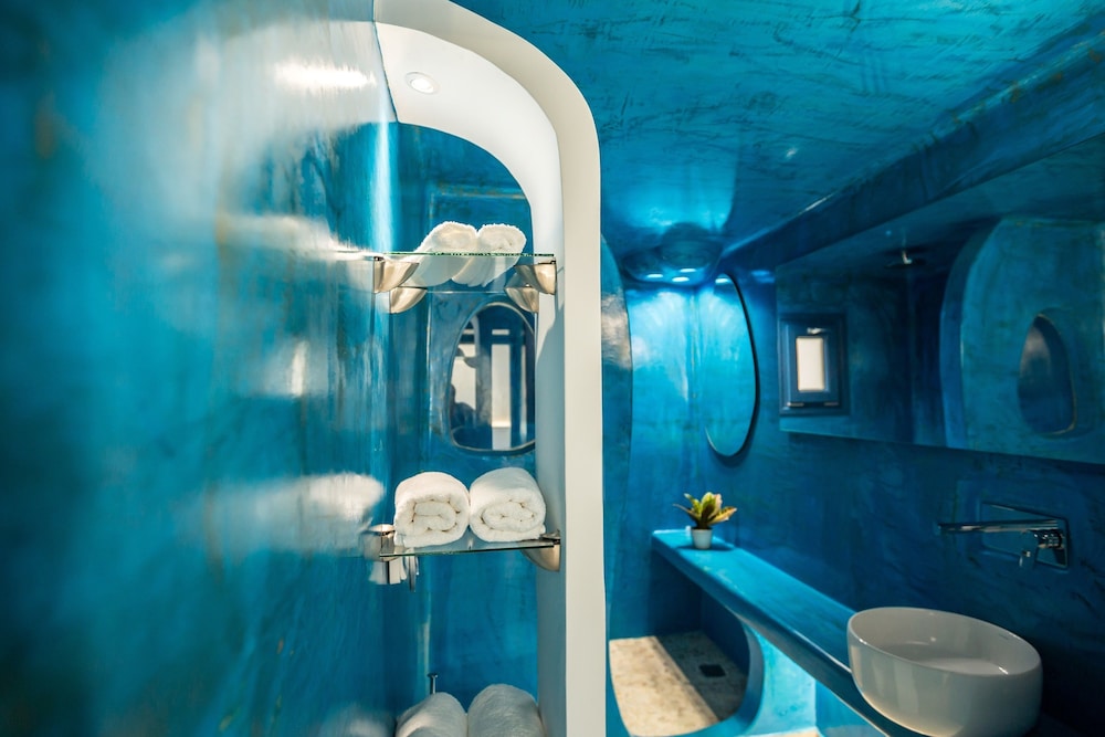 Amera Suites 25/48