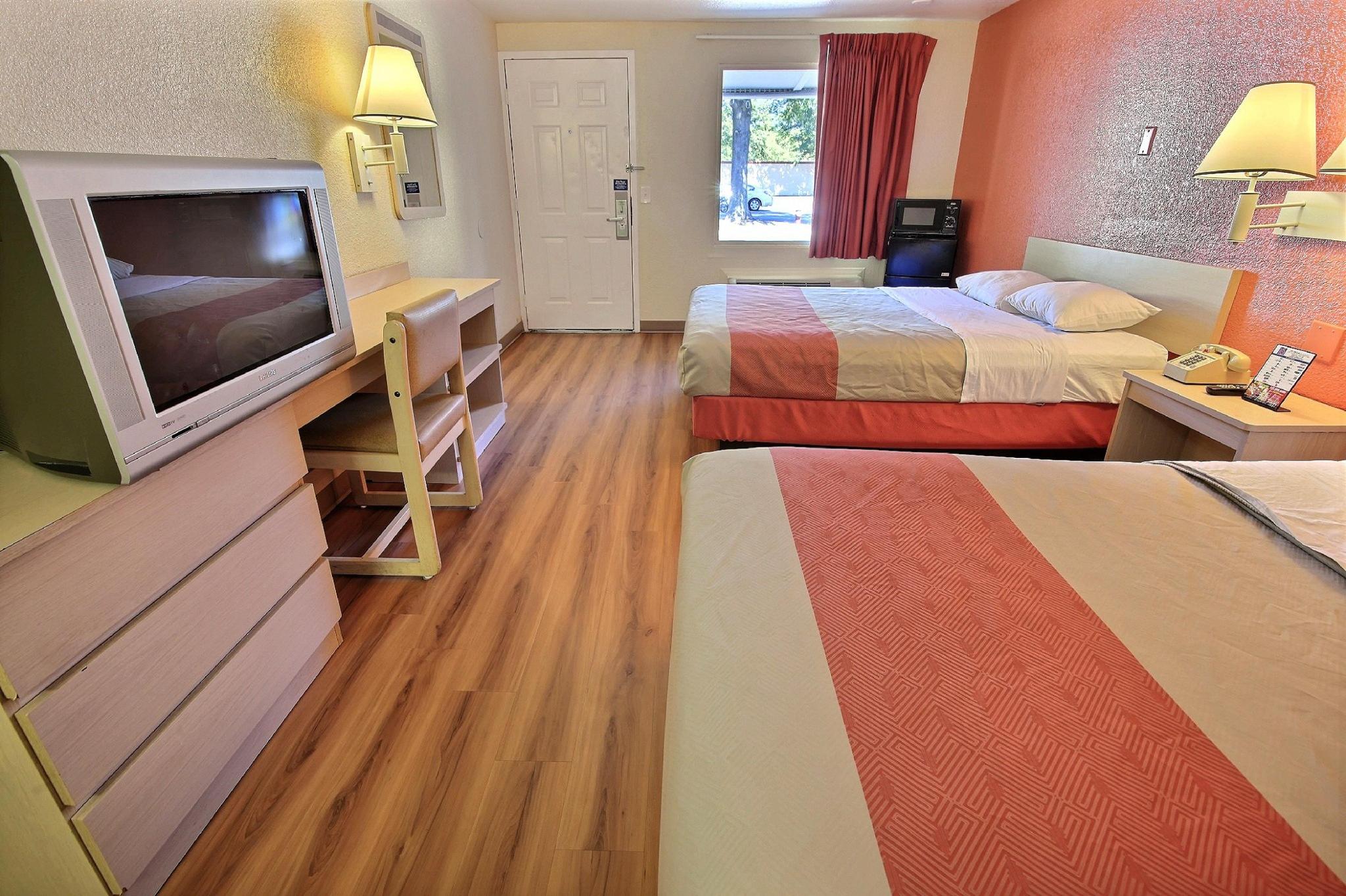 2 Full Beds - Non-Smoking