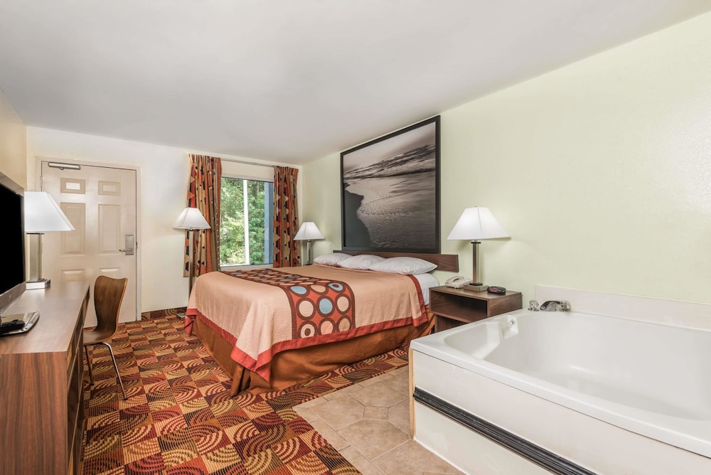 Super 8 by Wyndham Fayetteville 17/39