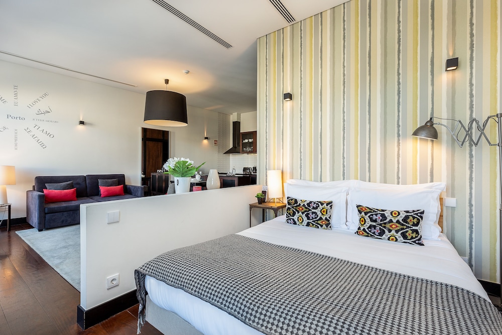 Studio, Queen Bed, Sofa, Tower Two