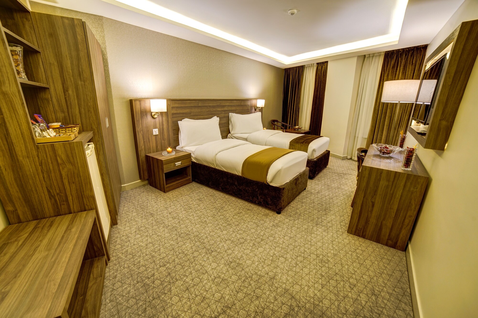 DELUXE, TWIN BEDS