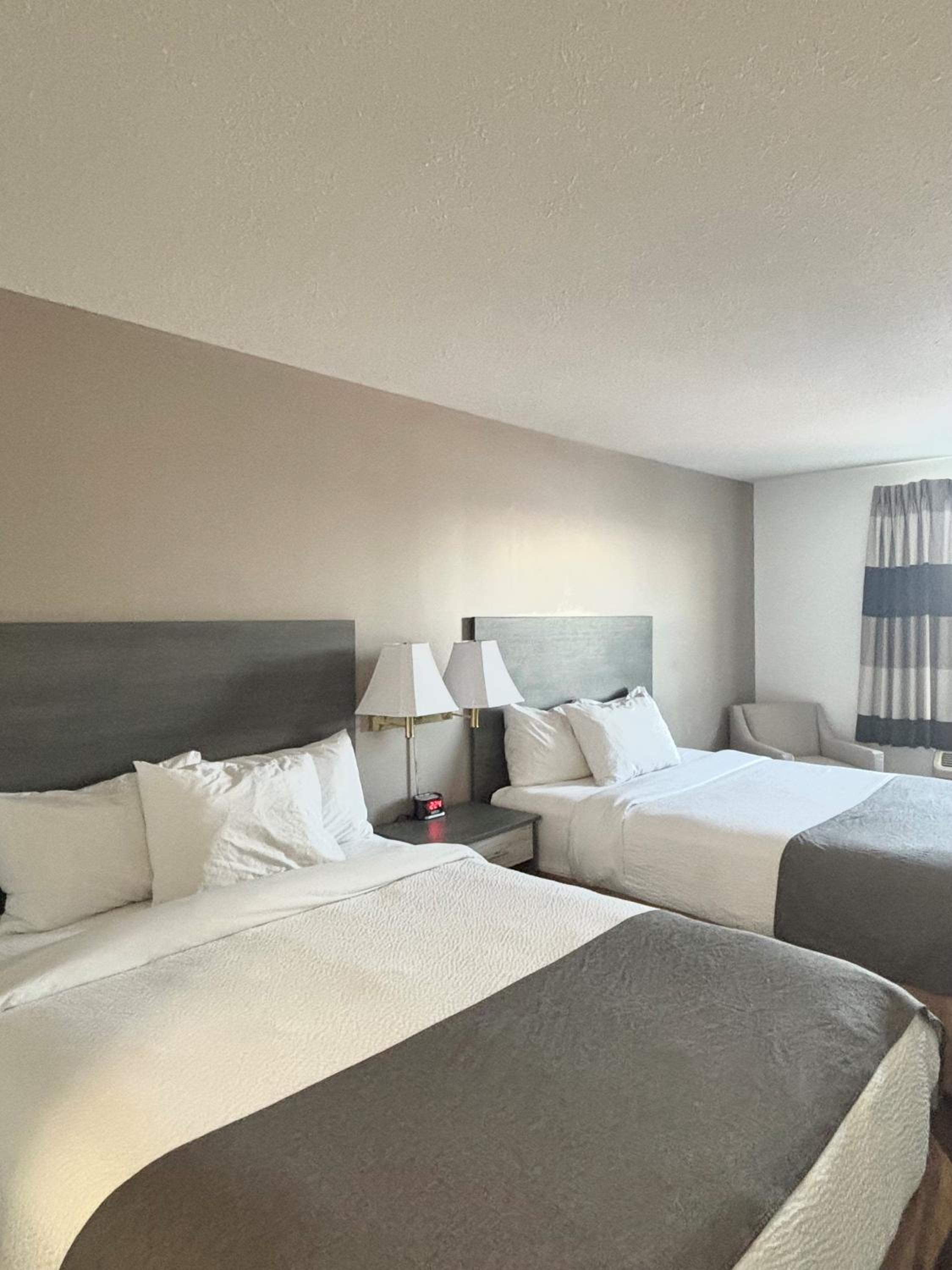 غرفة بسرير كينج وسريرين كوين، Ramada by Wyndham Sherwood Park 3/10
