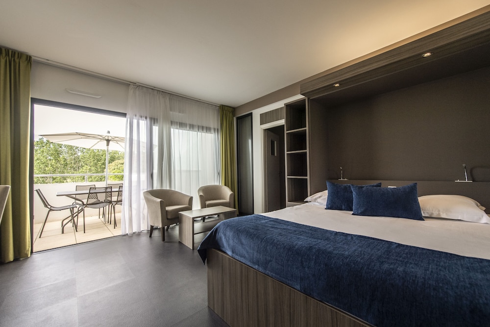 Prestige, Suite, 2 Double and Twin Beds, Accessible