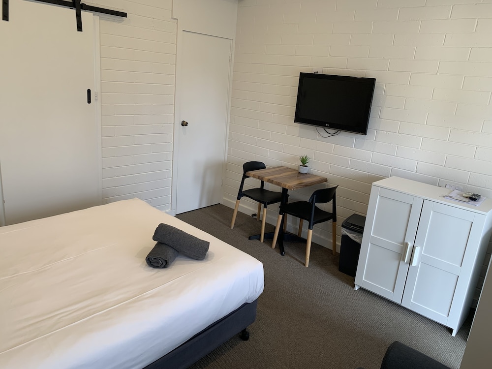 GUICHEN BAY MOTEL 25/54