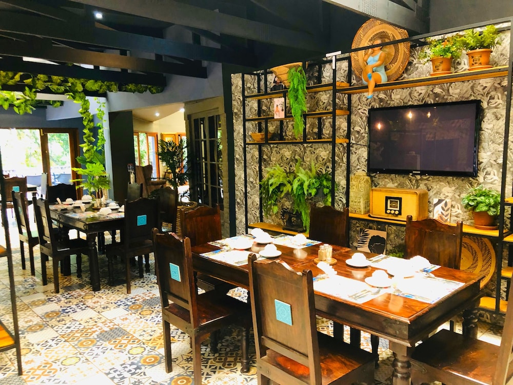Shangri-La Country Hotel 36/50