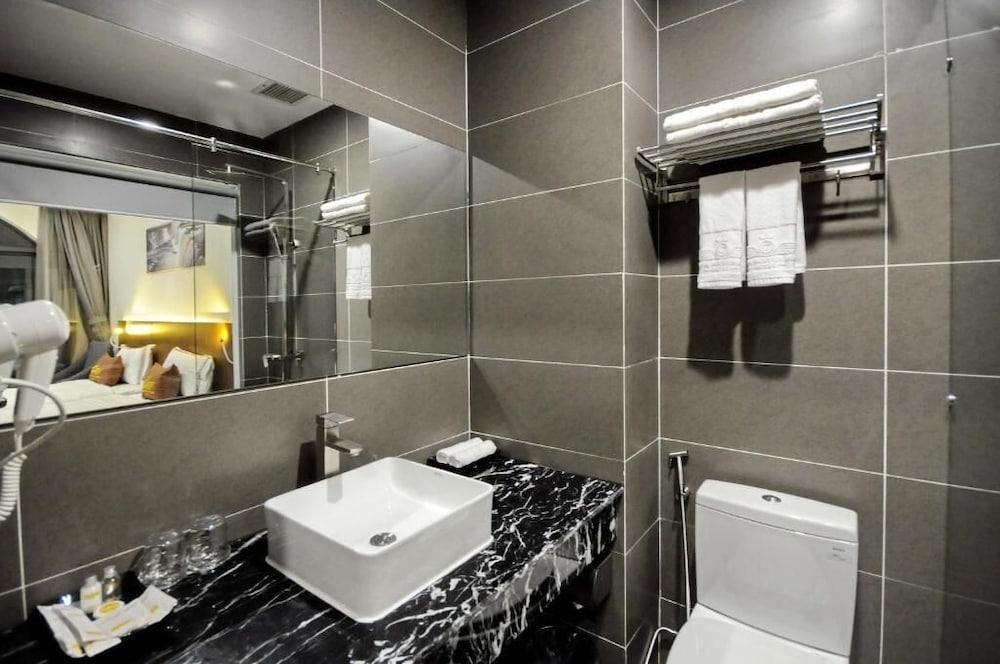 Crown Nguyen Hoang Hotel 54/58