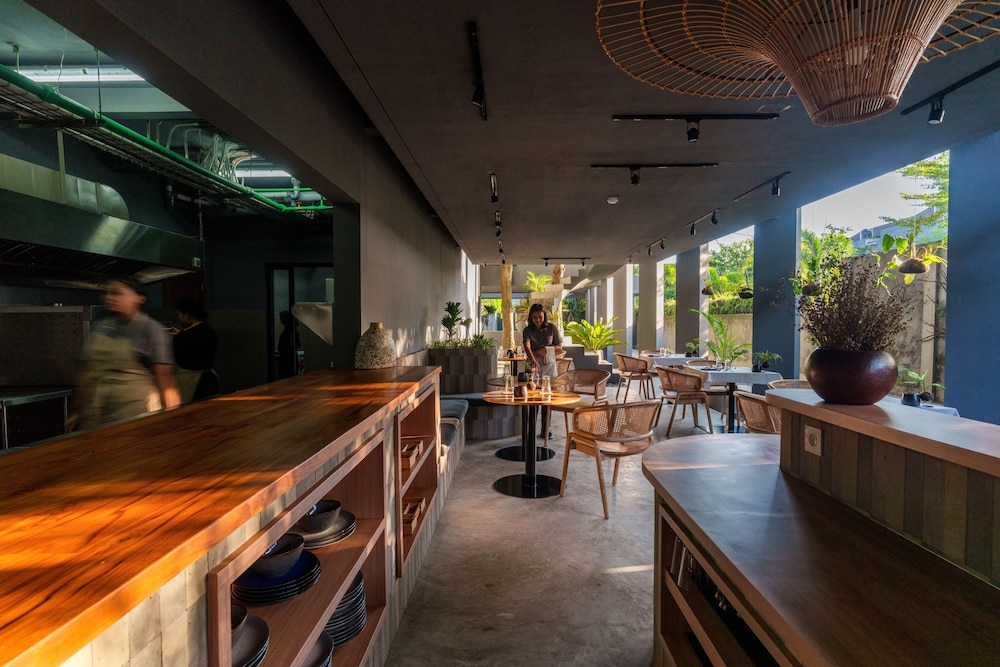 Ayom Suite 32/44