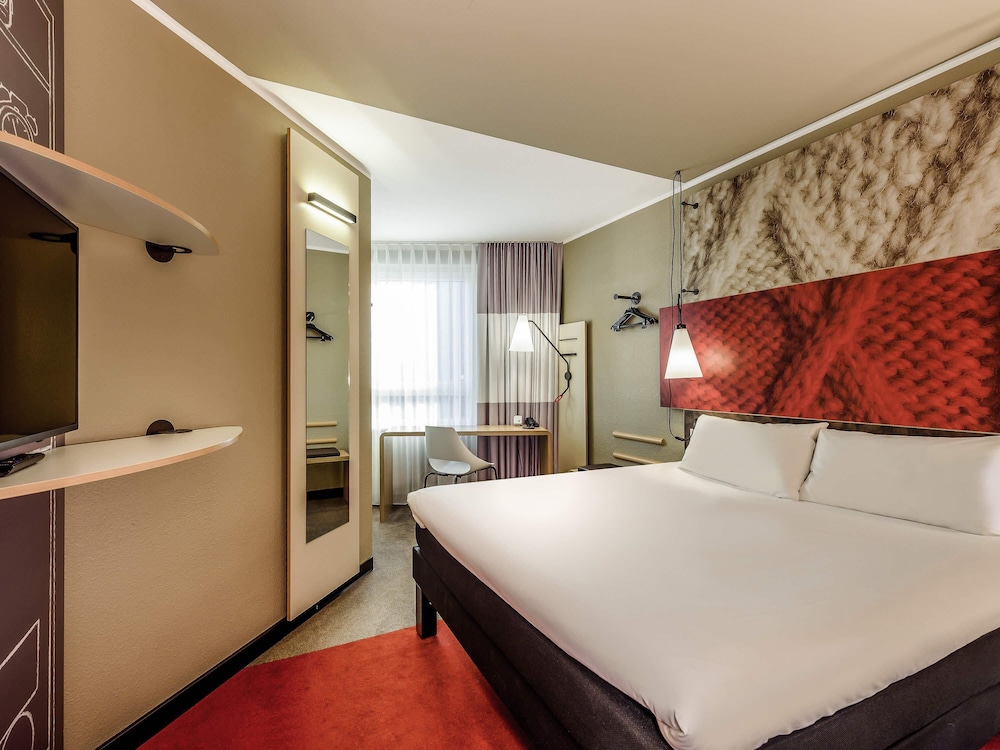 SUPERIOR, QUEEN BED