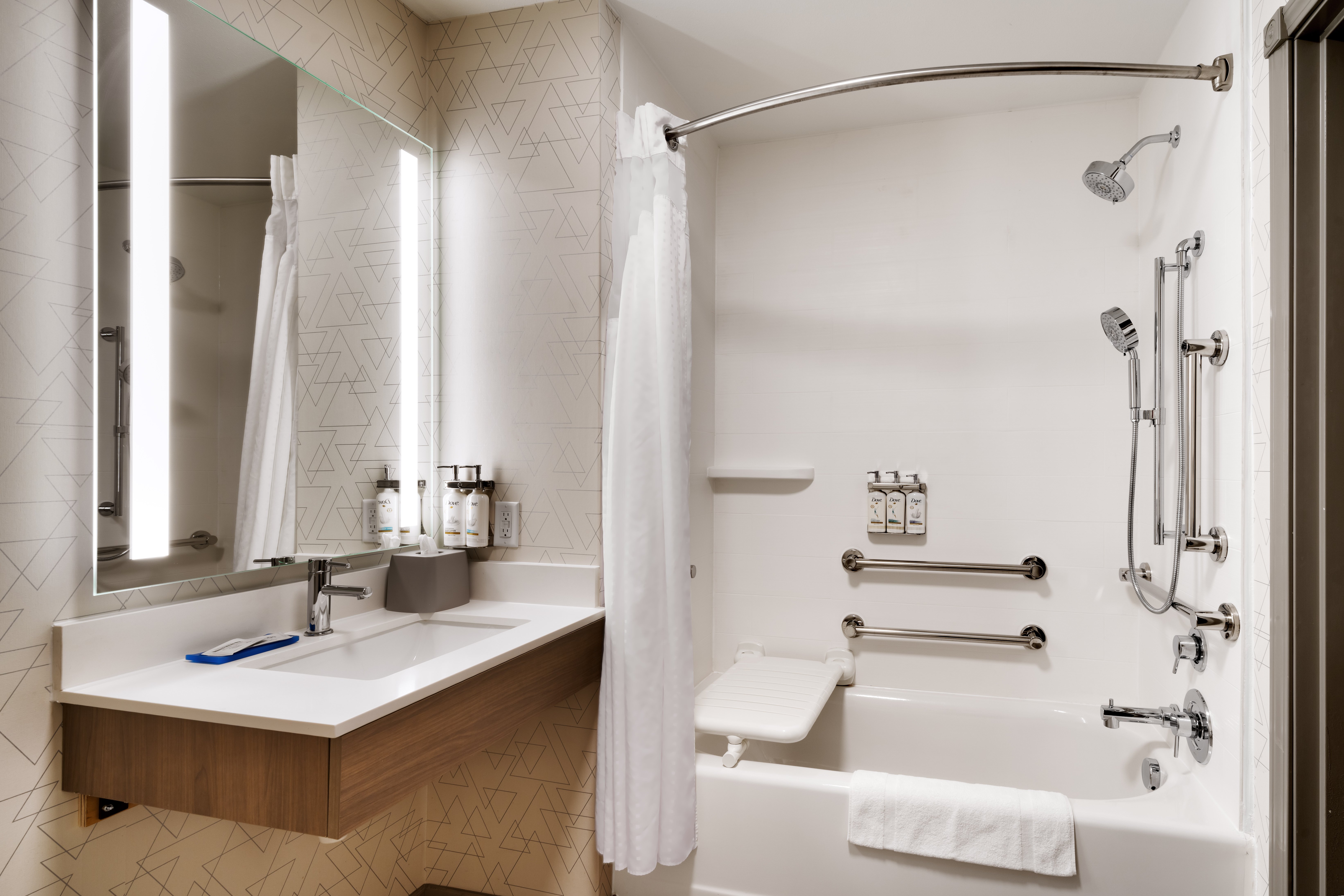 جناح بسرير مزدوج لذوي الإعاقة، Holiday Inn Express Hotel And Suites Rapid City 2/2