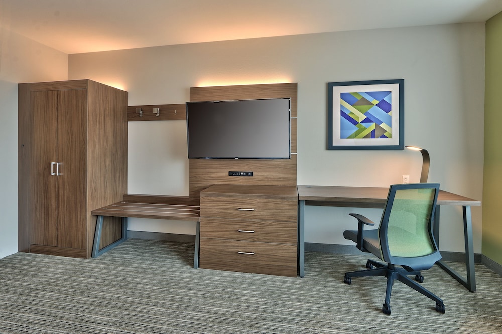 Holiday Inn Express & Suites Albuquerque East 33/34