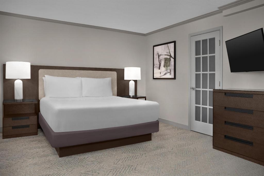 2 Rooms, Suite, King Bed, Corner