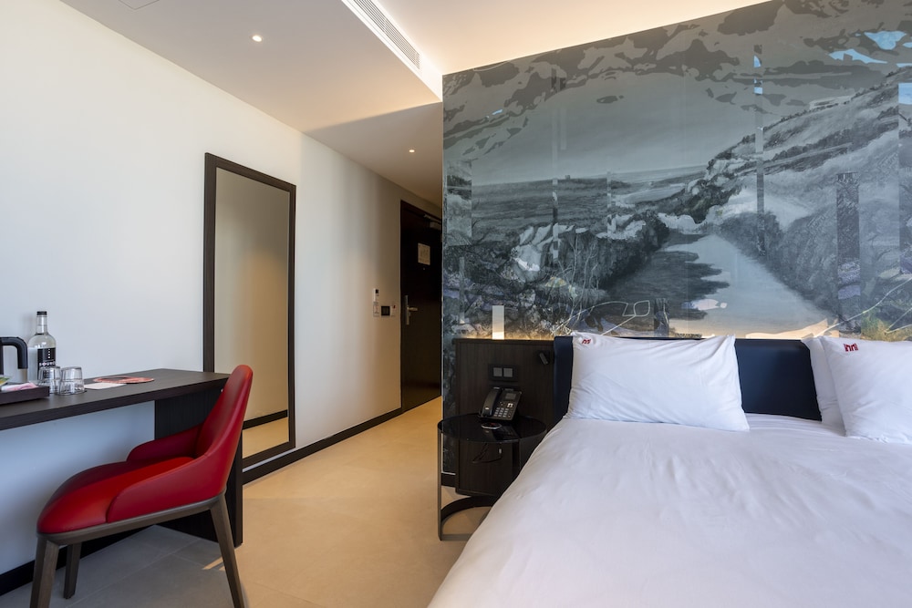 SUPERIOR, QUEEN BED