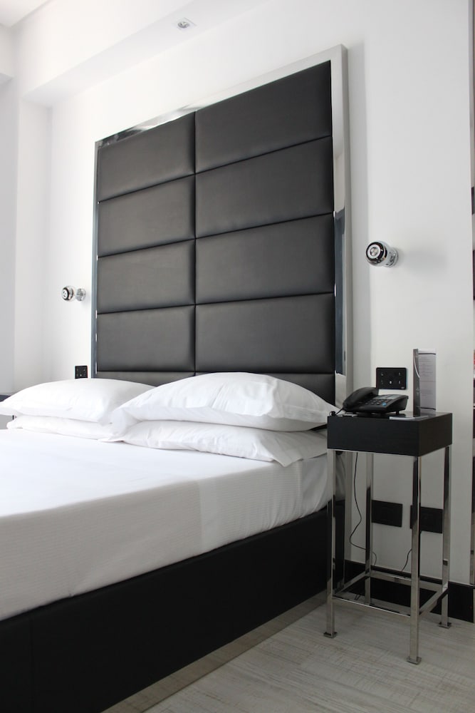 LHP Hotel Napoleon 19/64