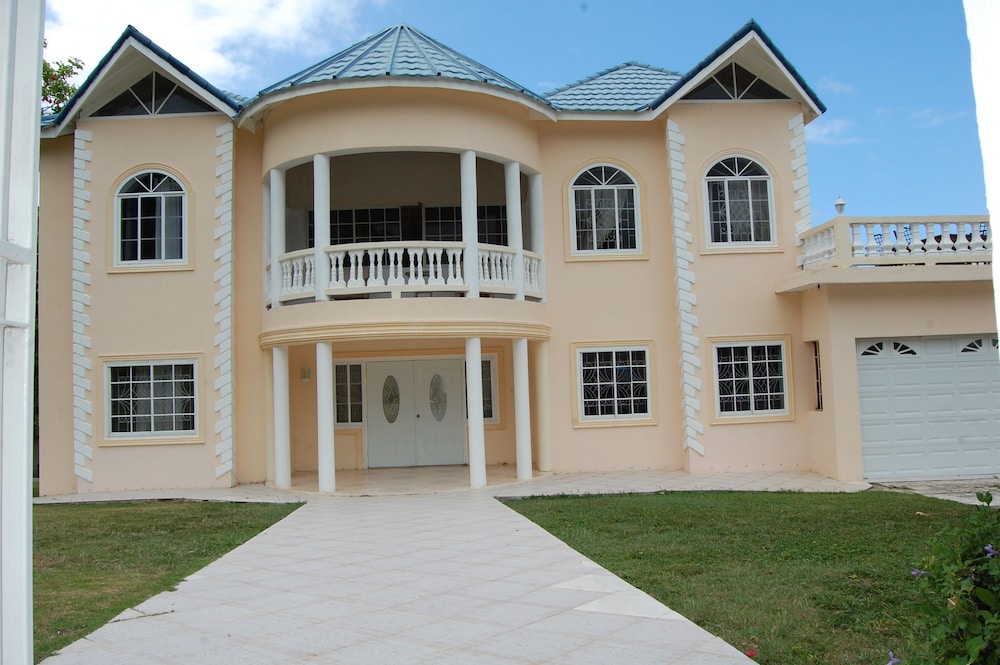 Celebrity Villa Jamaica 8/50