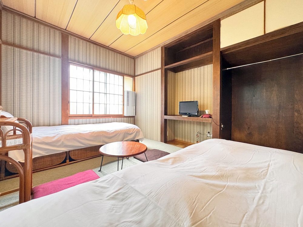 ROOM, TWIN BEDS, SHARED BATHROOM
