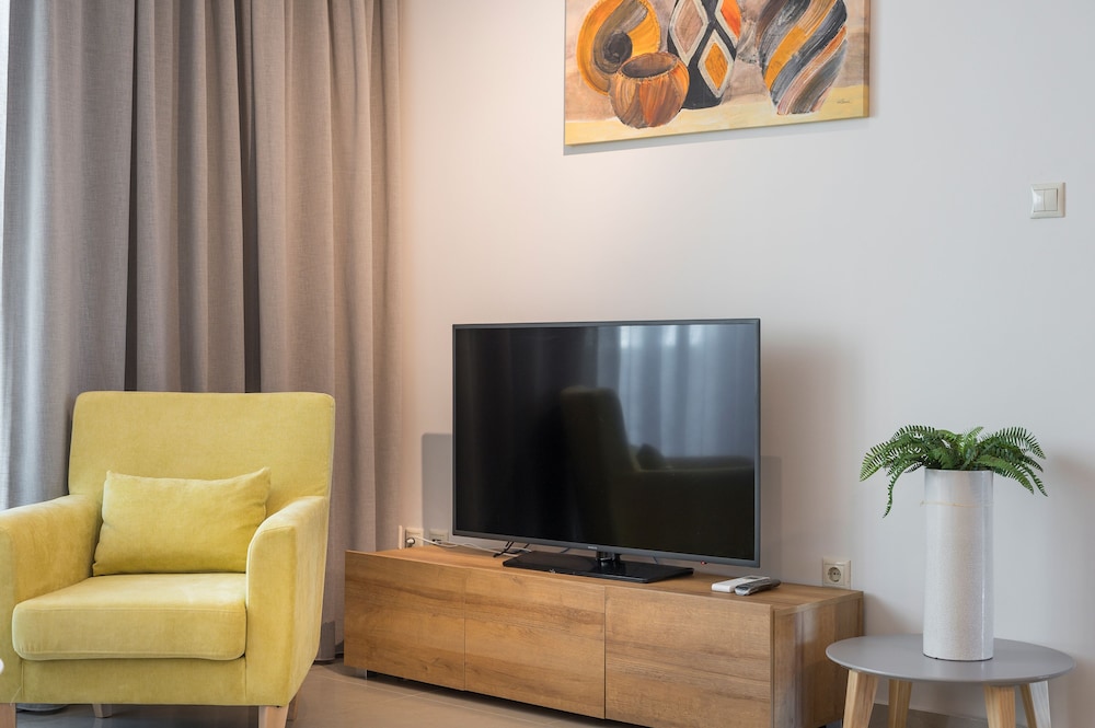 Trianon Luxury Apartments and Suites 65/74