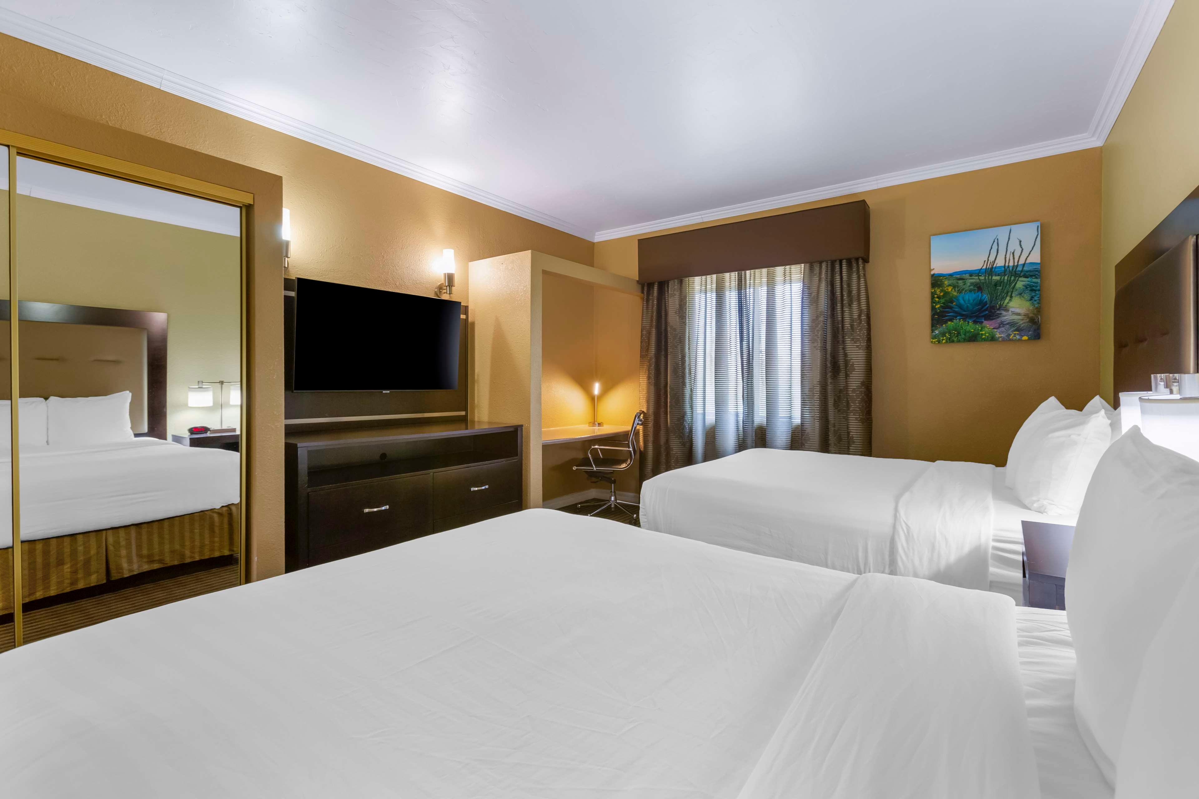 Suite, 2 Queen Beds, Royal Sun Inn & Suites 2/6