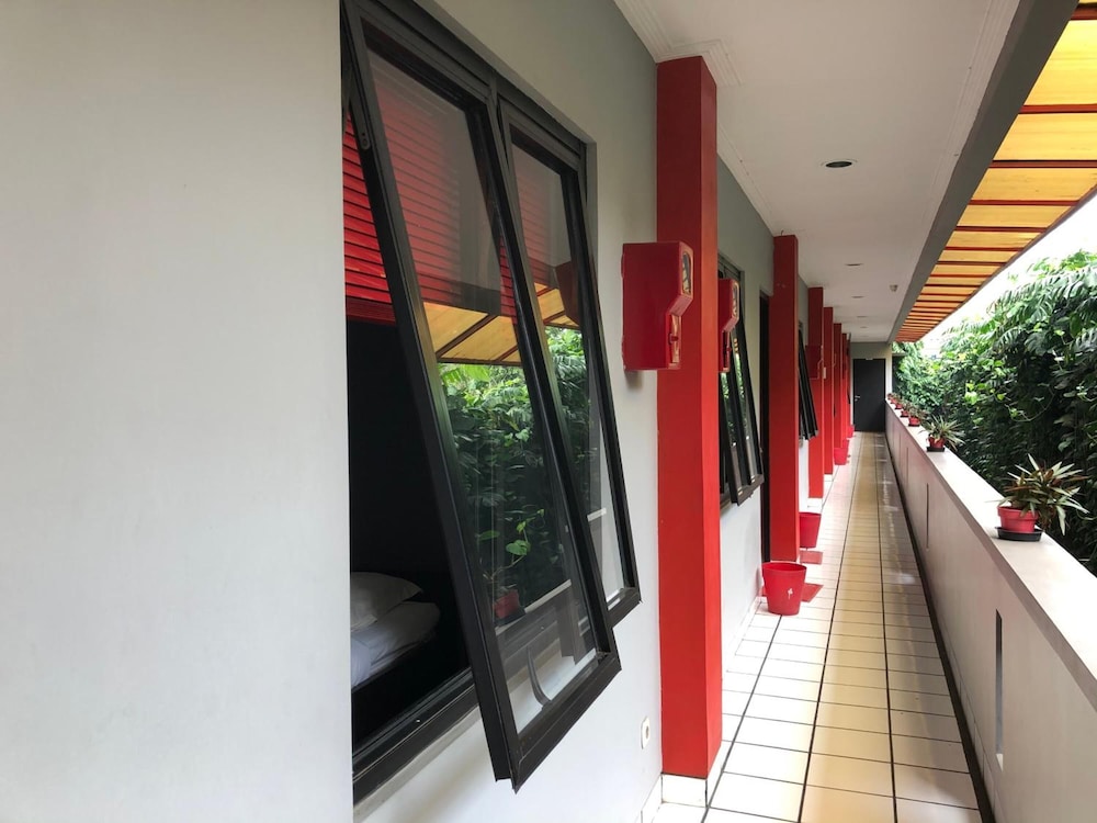 Reddoorz Plus Near Rs Fatmawati 2 6/28