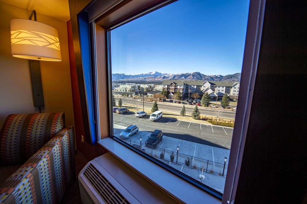 Holiday Inn Express Suites Colorado Springs Afa Northgate 7/56