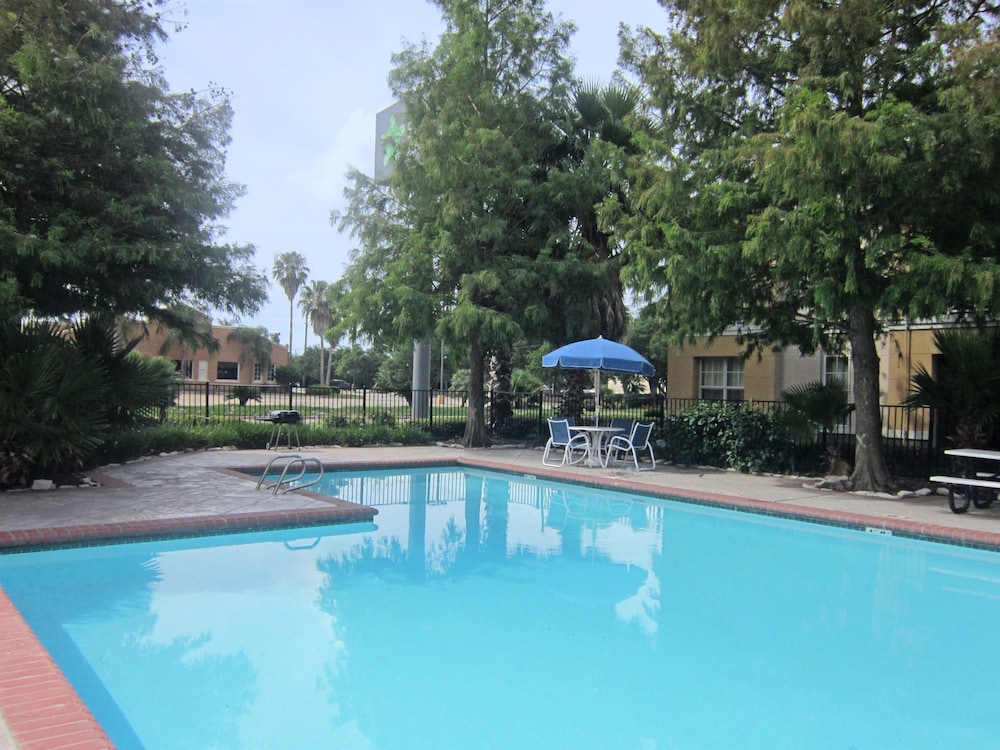 Sonesta Simply Suites Stafford 1/54