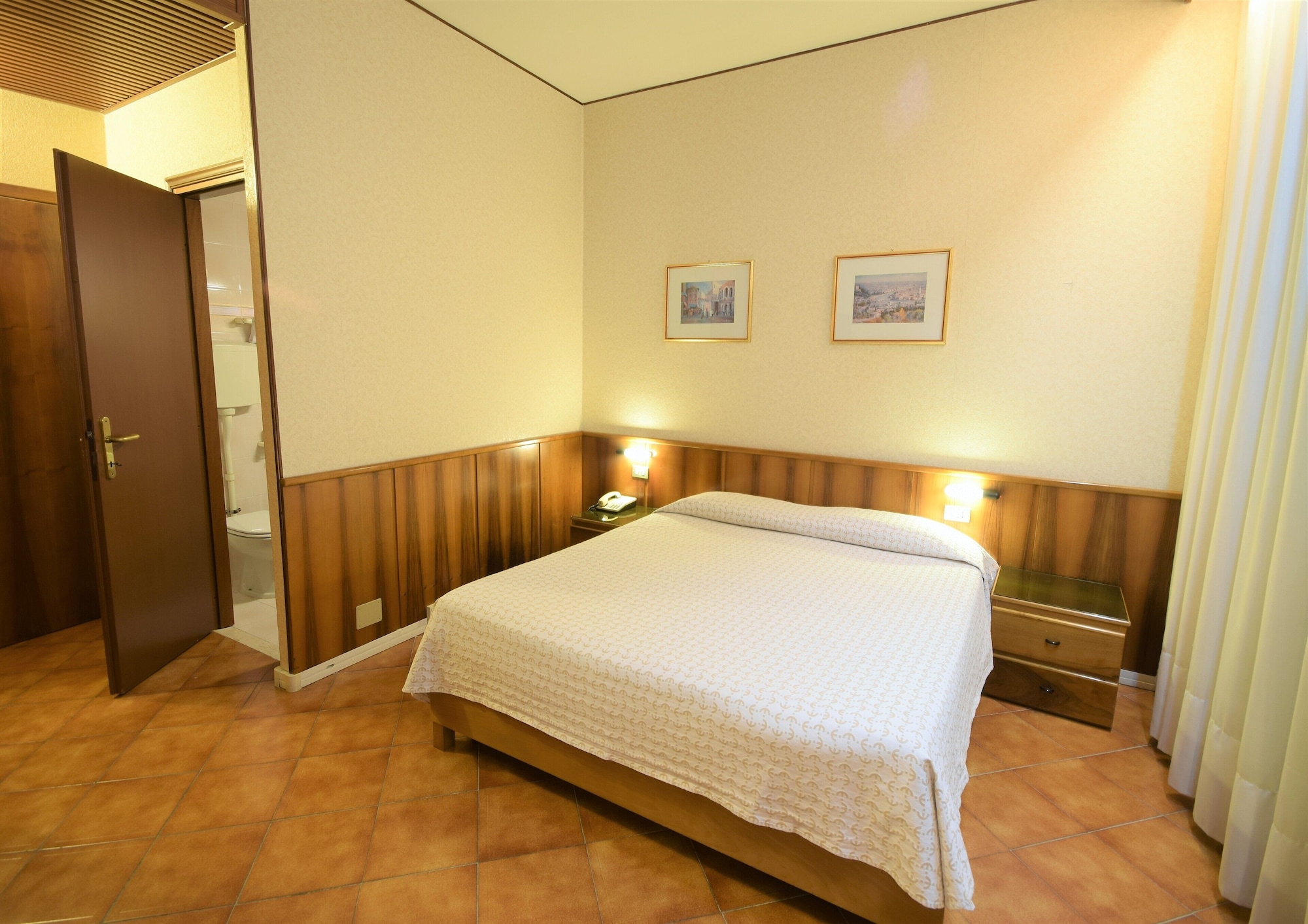 STANDARD, QUEEN BED