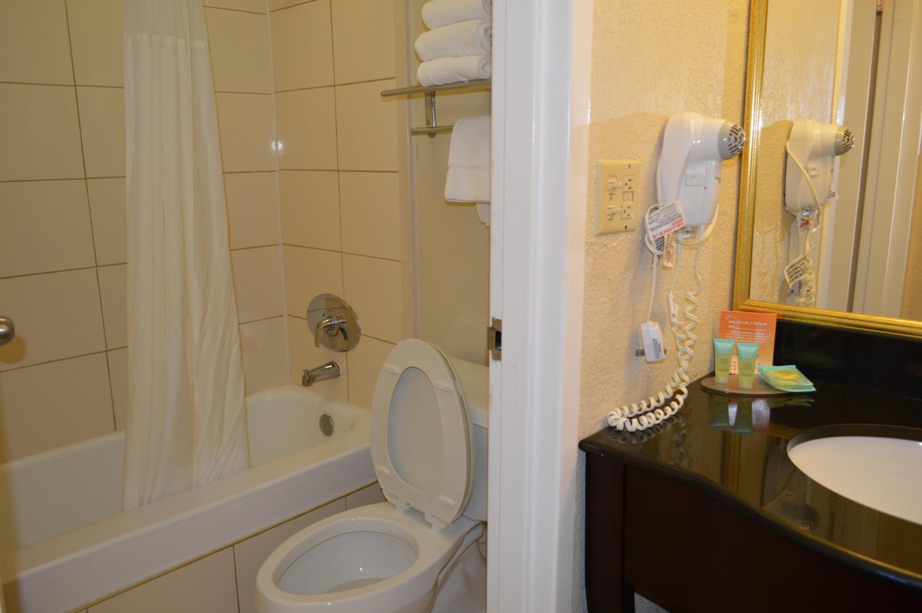 غرفة قياسية بسرير كينج مع أريكة، Opal Hotel and Suites 3/3