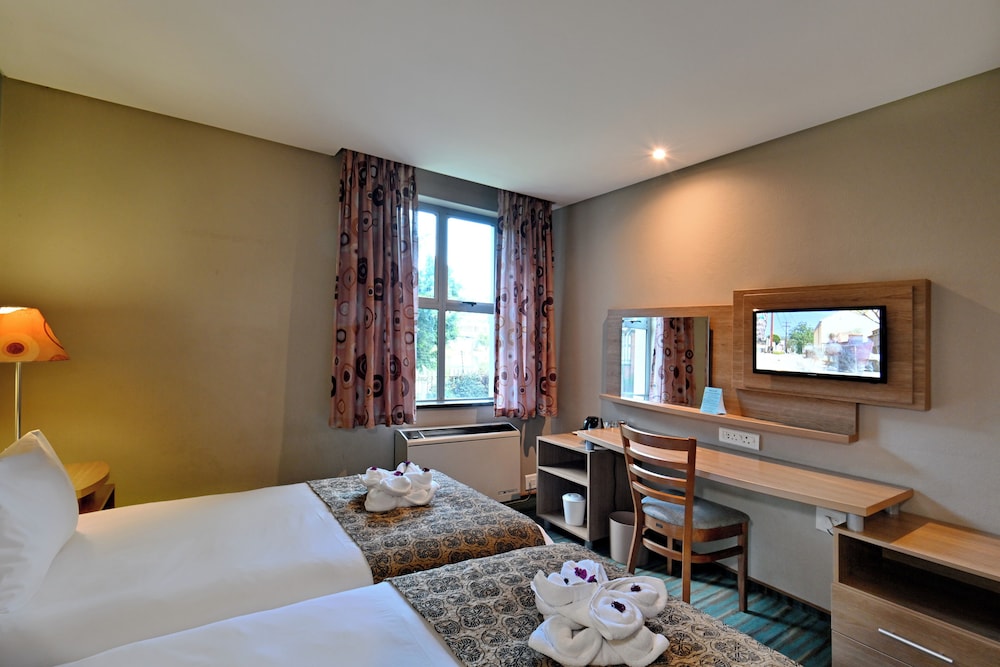 ROOM, TWIN BEDS