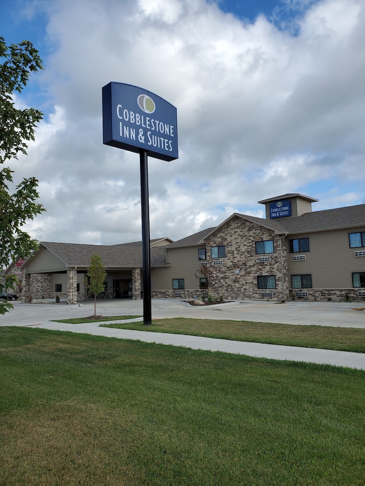Cobblestone Inn & Suites - Boone 44/50