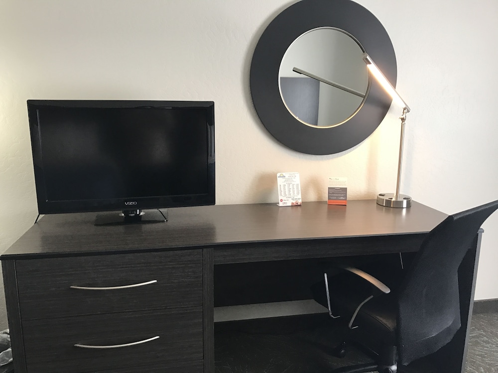 Days Inn & Suites by Wyndham East Flagstaff 30/36