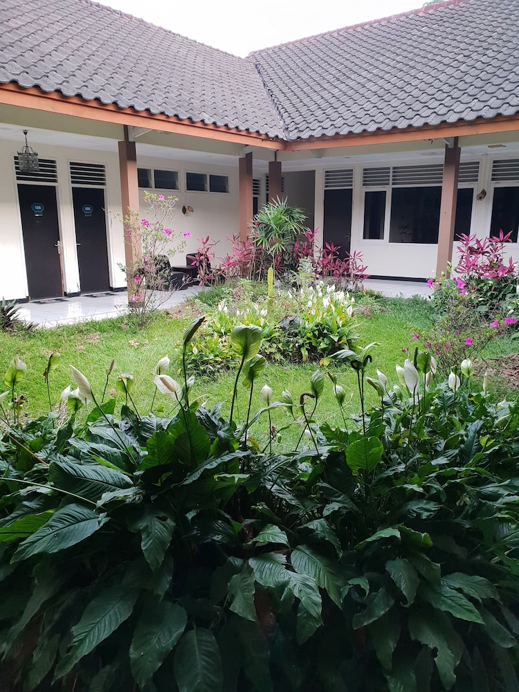 Hotel Cisarua Indah 32/36
