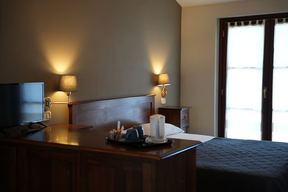 Room, Triple, 1 Double and 1 Single Bed, Villaggio Albergo Le Macerine 2/4