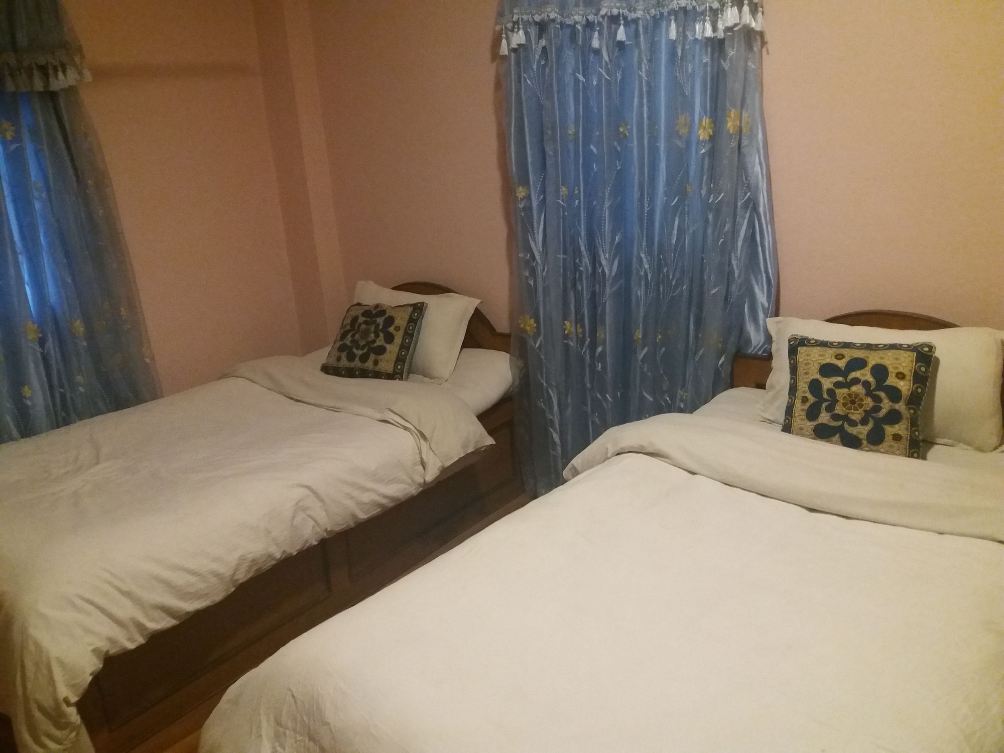 ROOM, TWIN BEDS