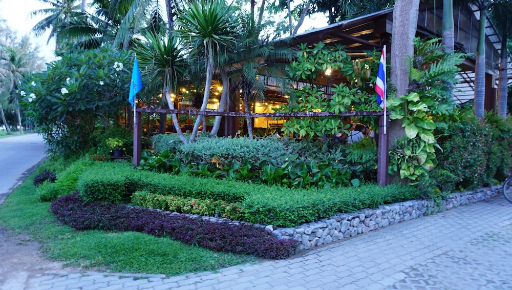 Baan Klang Aow Beach Resort 63/66