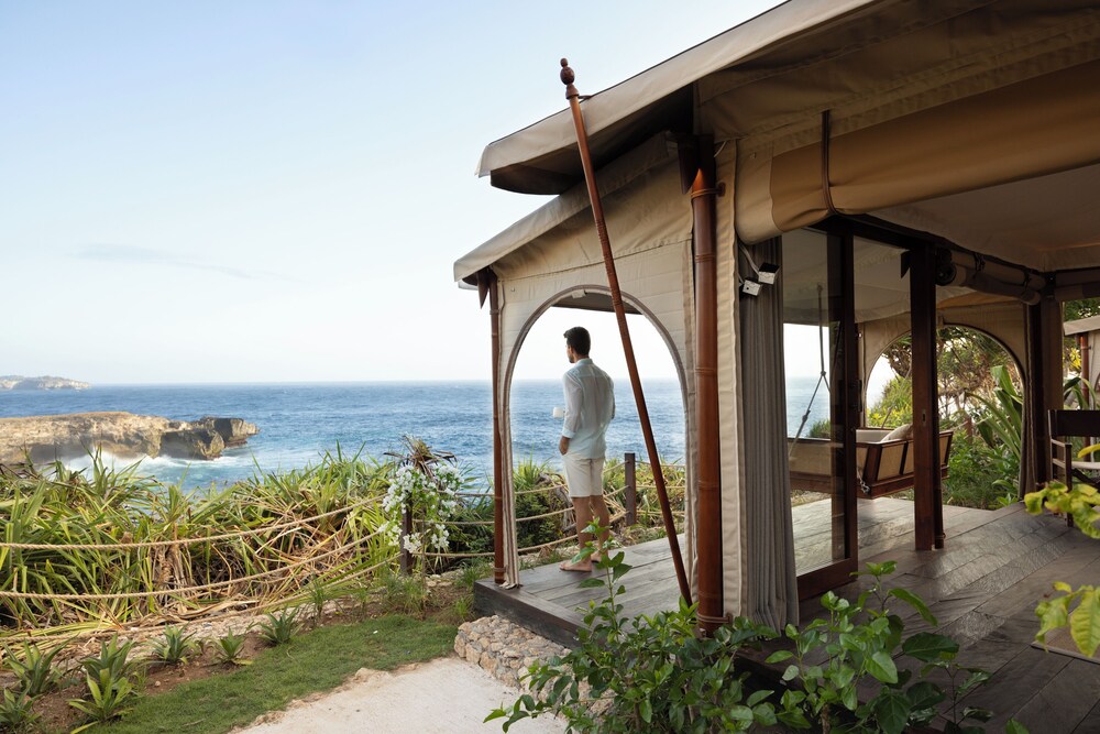 ARNA Suites and Ocean Lounge 42/46