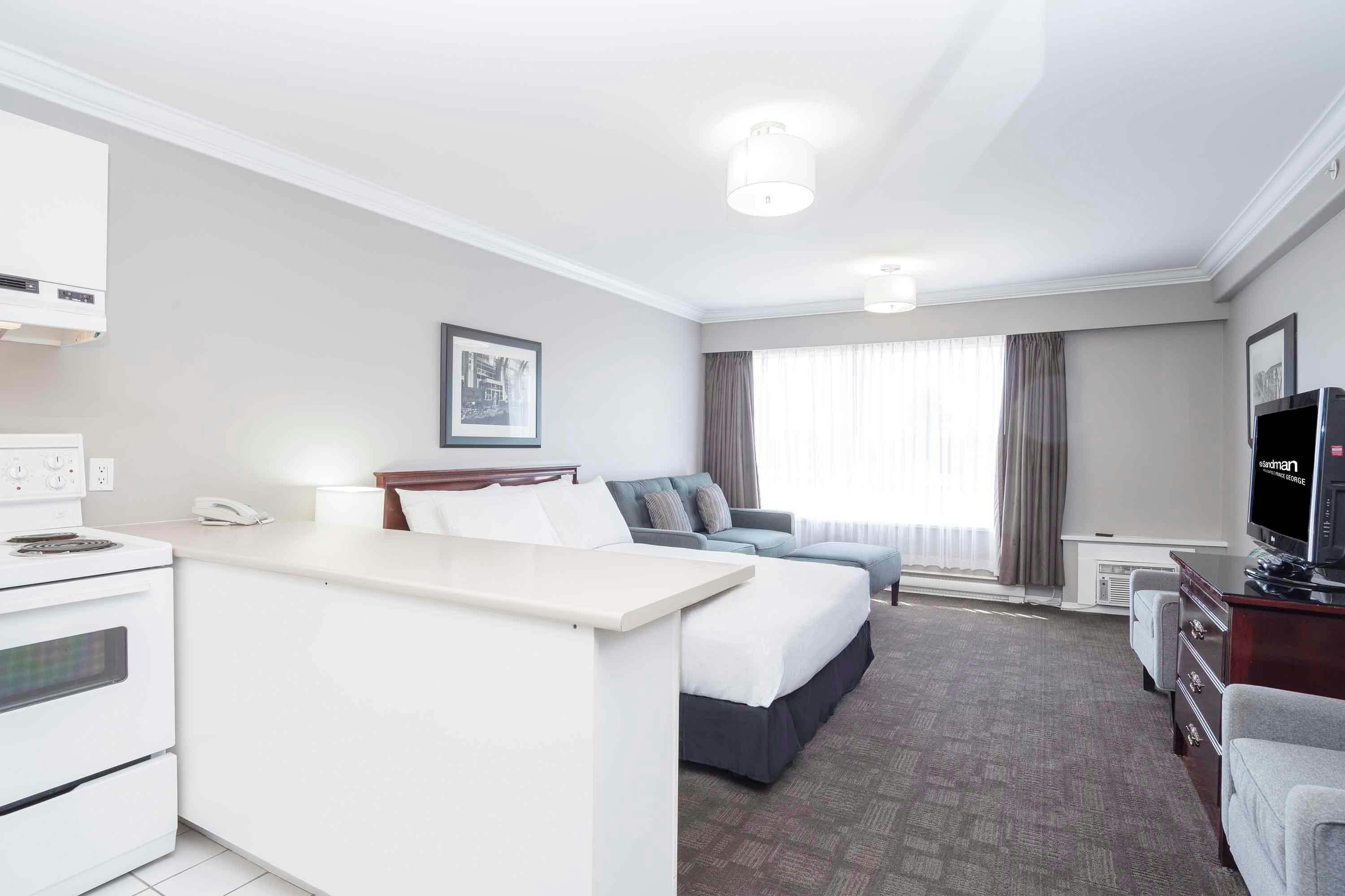 Studio, Suite, Queen Bed, Sofa, Kitchen