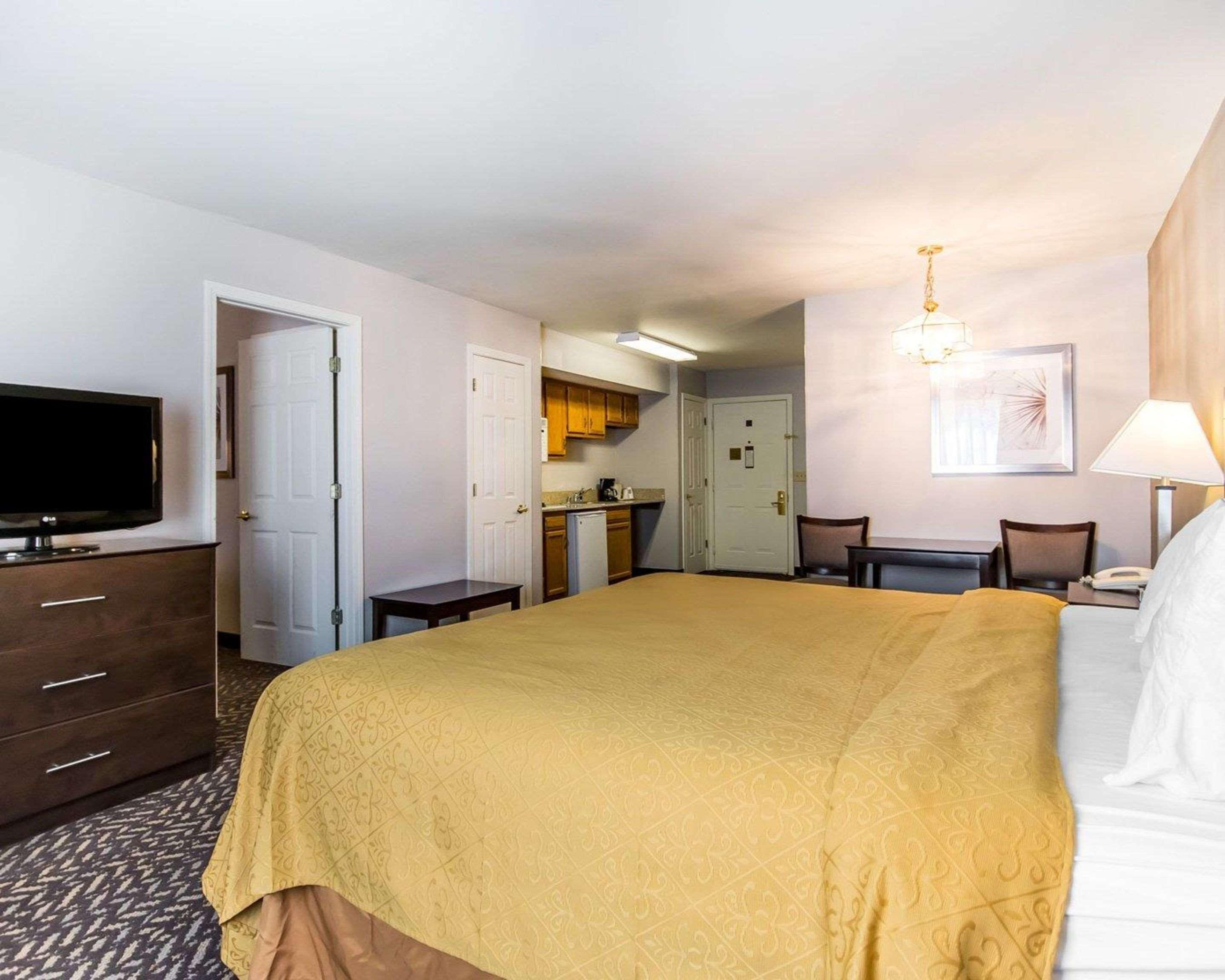 غرفة بسريرين كينج، Quality Inn Suites University Airport 2/4