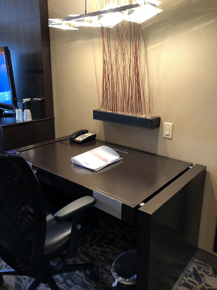 Holiday Inn Express Amp Suites North Dallas At Preston 47/48