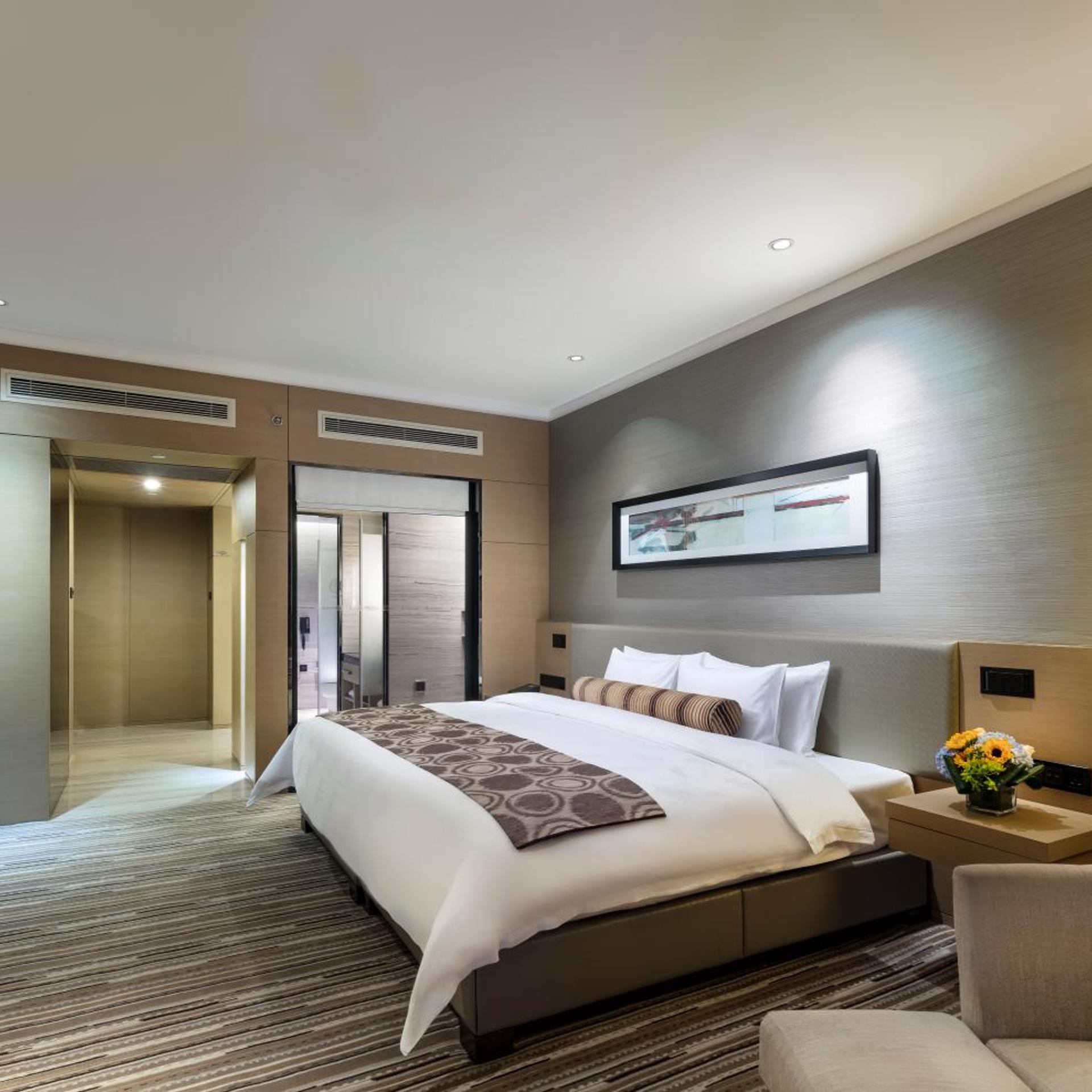 Longchamp Garden Hotel 20/35