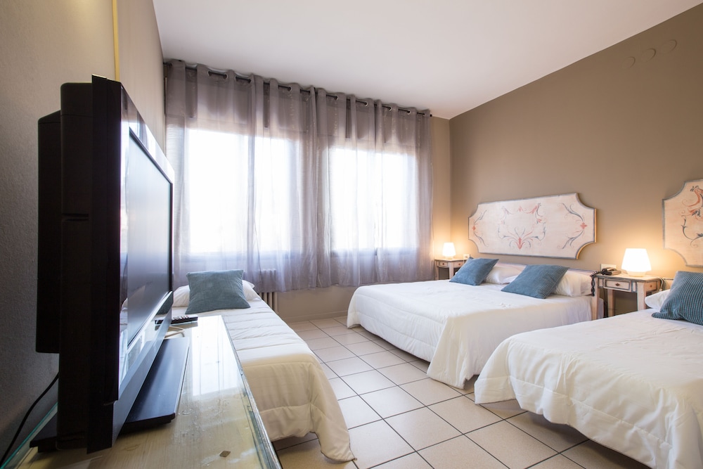 ROOM, QUADRUPLE