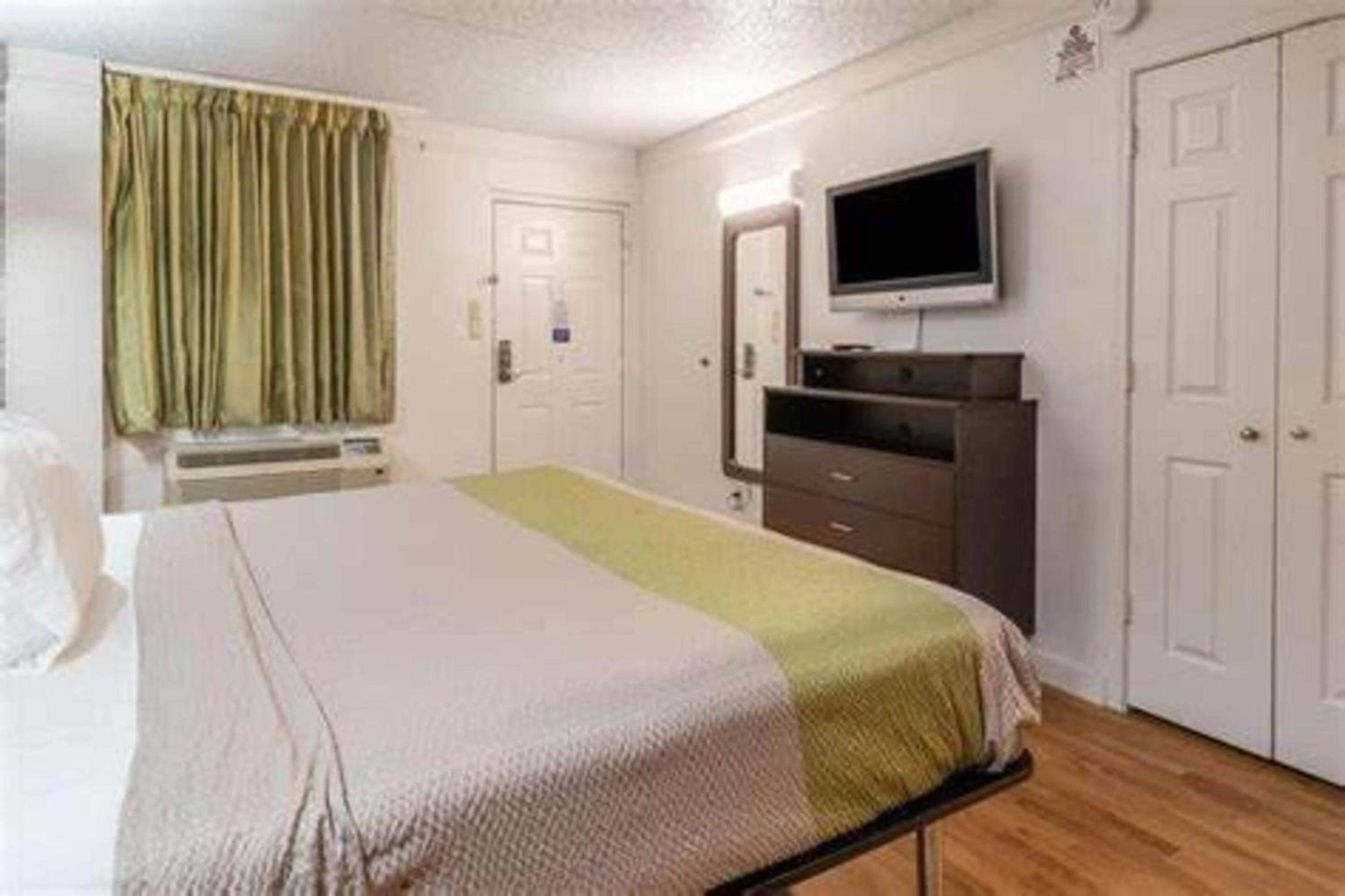 DELUXE, KING BED, SMOKING