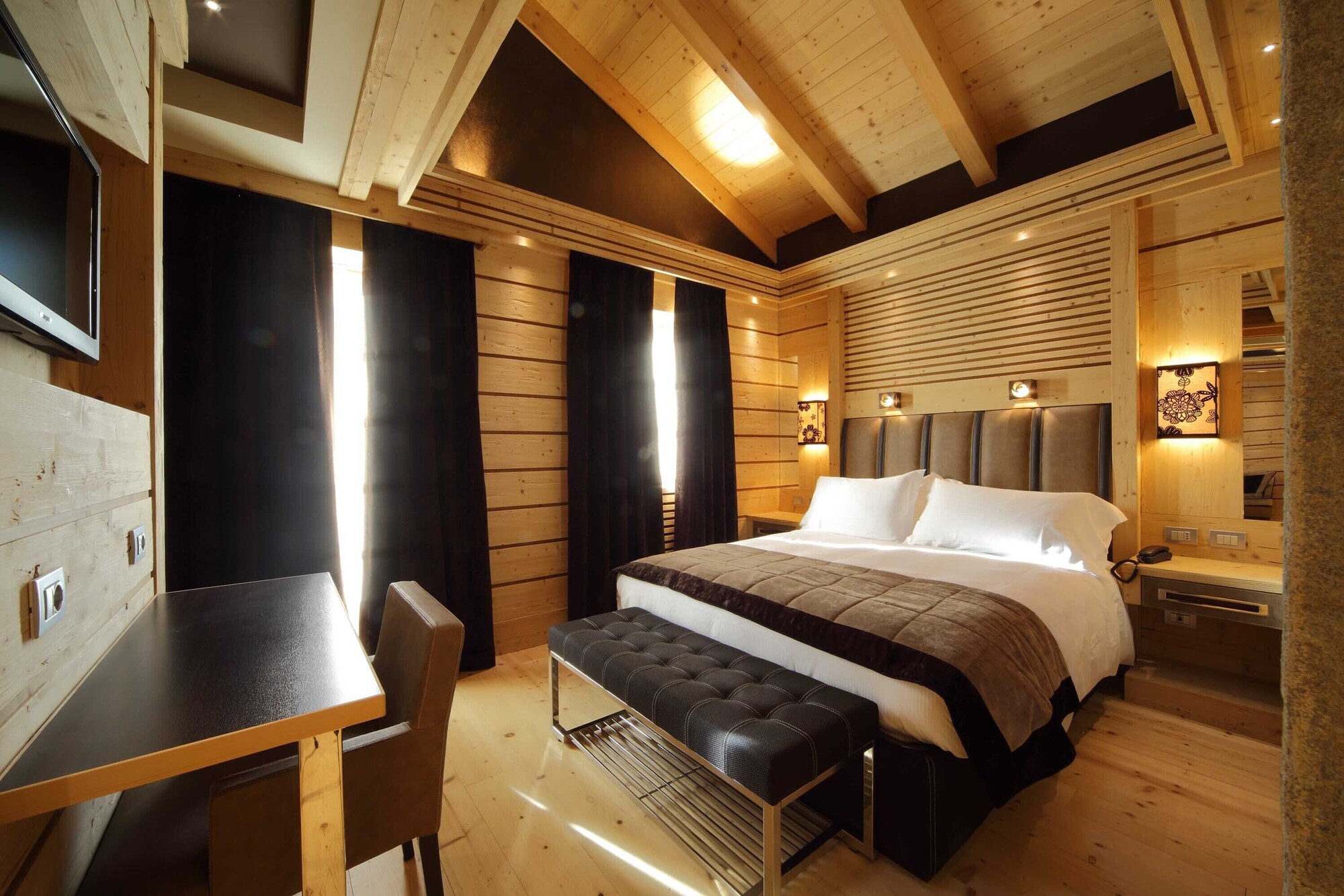 Premium, Deluxe, Queen Bed, Mountain View, Private Garden or Balcony