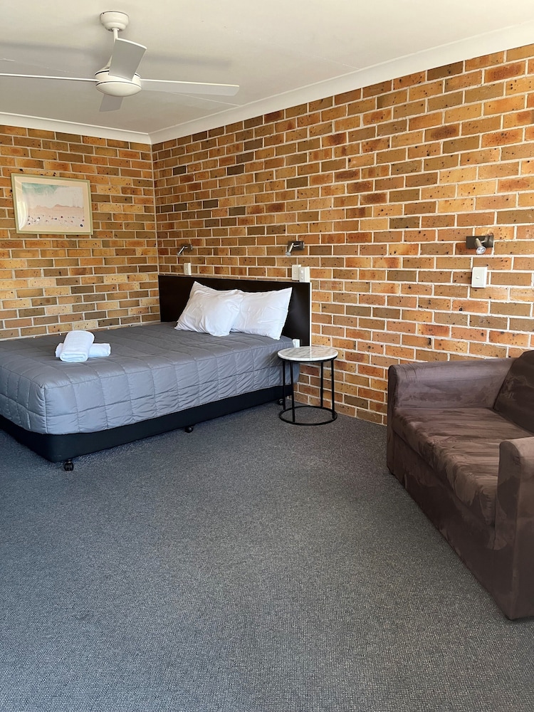 FORSTER PALMS MOTEL 27/50