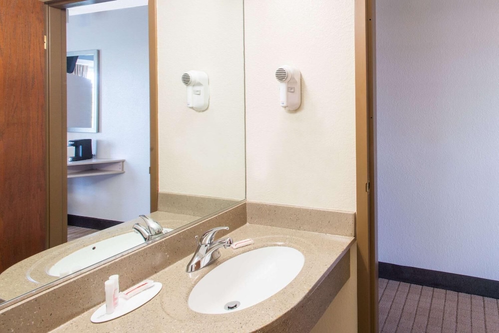 غرفة بسريرين كوين، Microtel Inn & Suites by Wyndham Seneca Falls 4/4