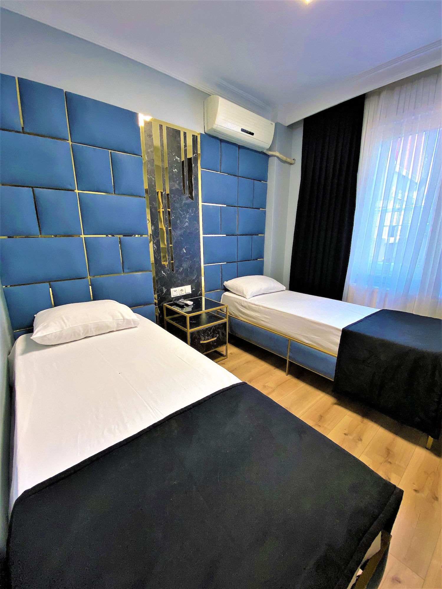 ROOM, SINGLE