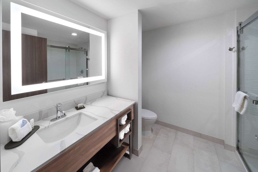 La Quinta Inn & Suites by Wyndham San Antonio at the RIM 41/43